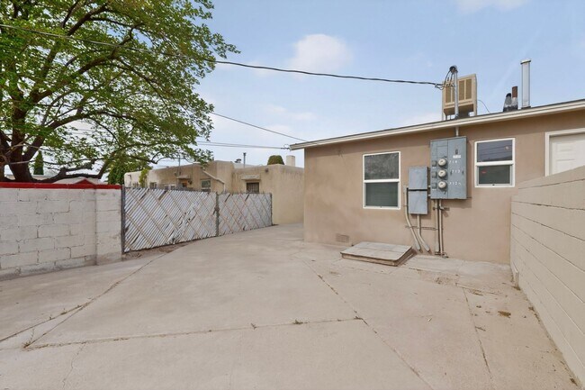 Building Photo - 714-714 Madison St NE