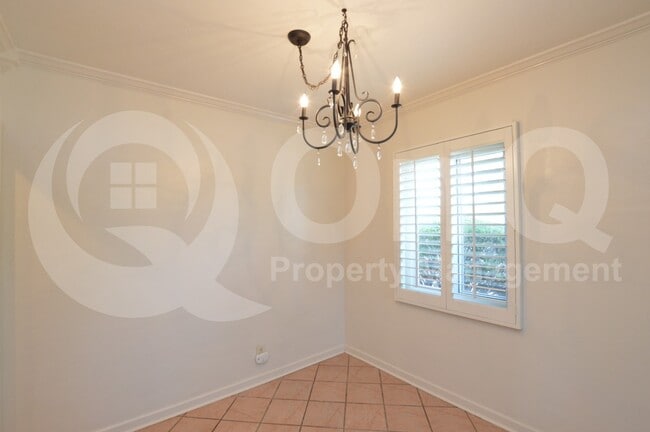 Building Photo - 1402 W Glenrosa Ave