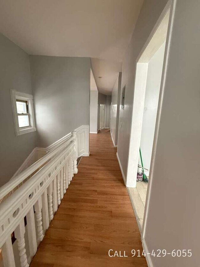 Building Photo - 584 Warburton Ave