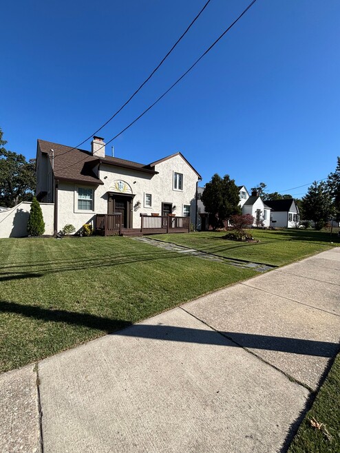 Building Photo - 1206 E Main St