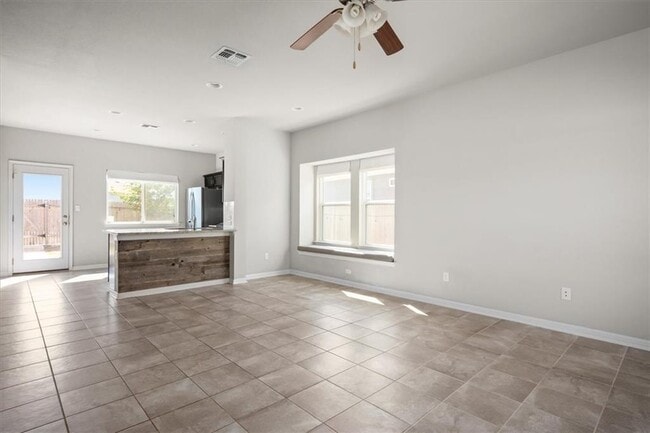 Building Photo - 215 Friendship Oak Dr