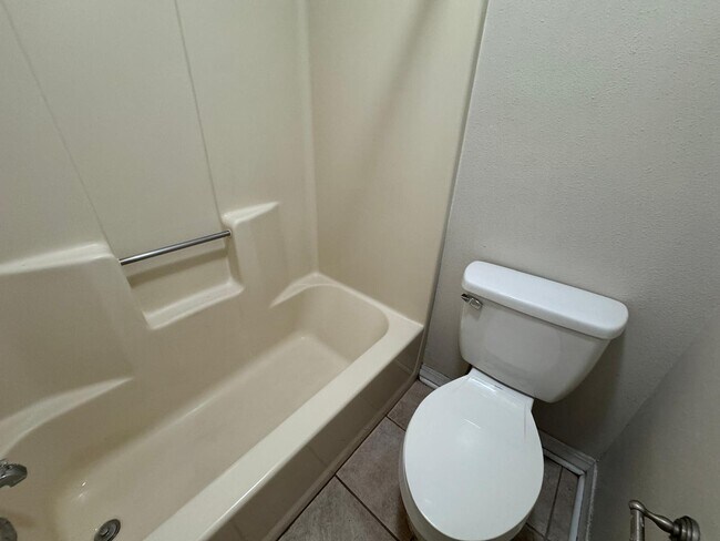 Building Photo - 207 Pinoak Ct