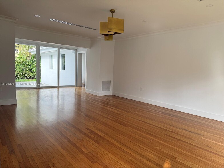 Building Photo - 547 Giralda Ave