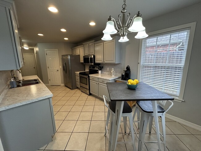 Building Photo - 4800 SW Golden Eagle Ave