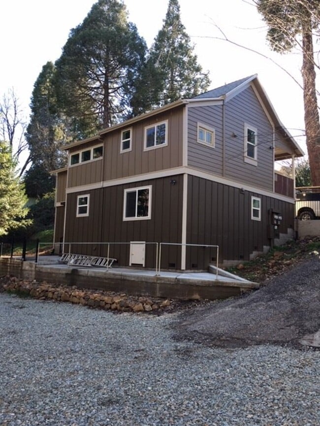 Building Photo - Creekside Frontage, Walk to town, Downstairs Apartment in Duplex