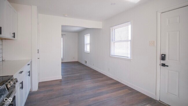 Building Photo - 2323 W 59th St
