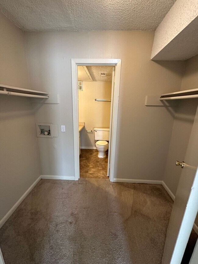 Building Photo - 2BD/2BA Condo located on the Germantown/Me...