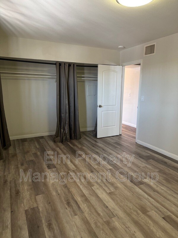 Building Photo - 615 S Royal Crest Cir