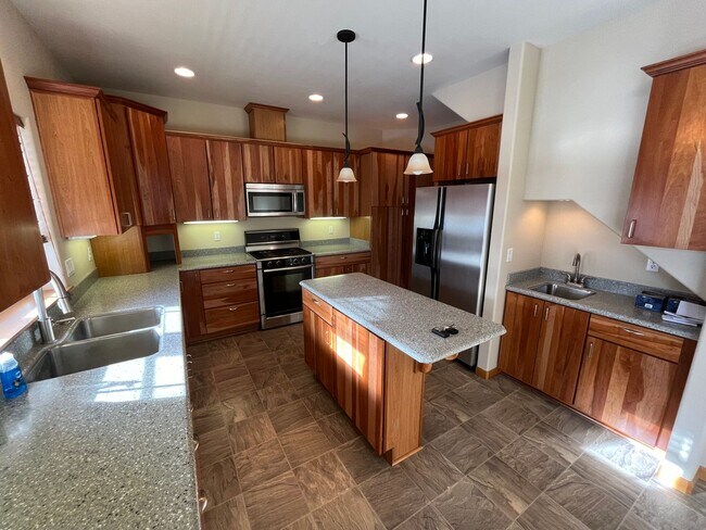 Building Photo - Spacious 3 Bed/3.5 Bath Home with Two Prim...