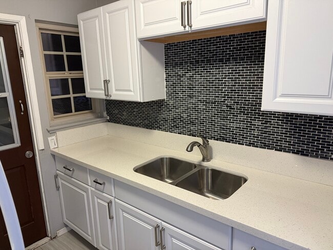 Building Photo - 558 Madrona St