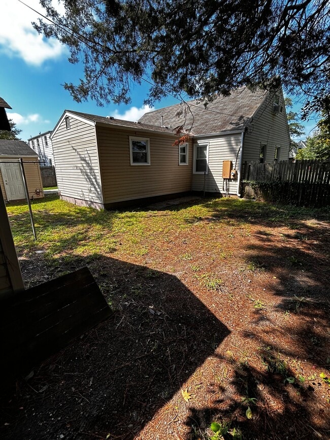 Building Photo - 511 W Little Creek Rd