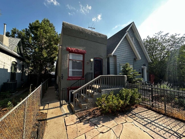 Building Photo - "Charming 1-Bedroom Retreat in Denver's Heart - Perfect Blend of Comfort & Convenience!