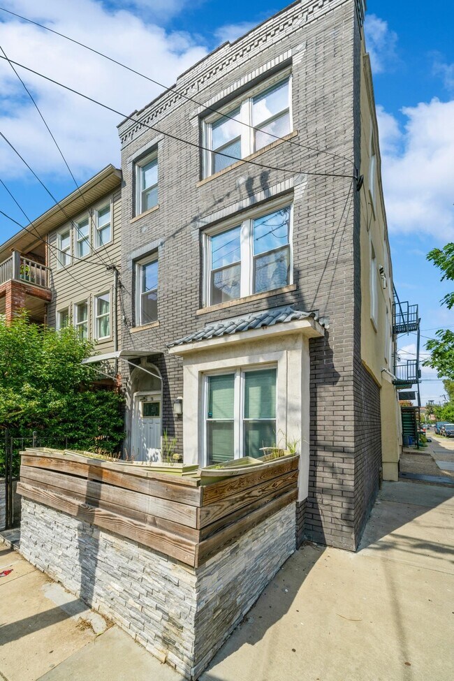 Building Photo - 370 5th St