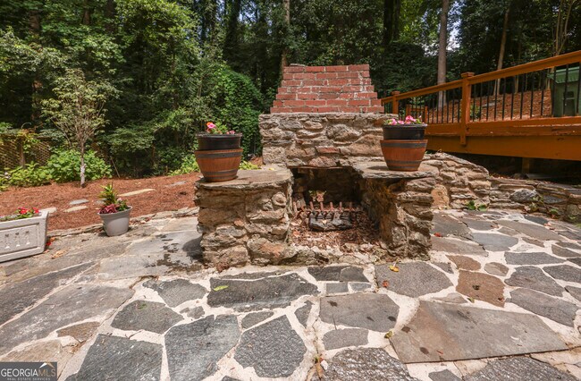 Building Photo - 2908 N Hills Dr NE