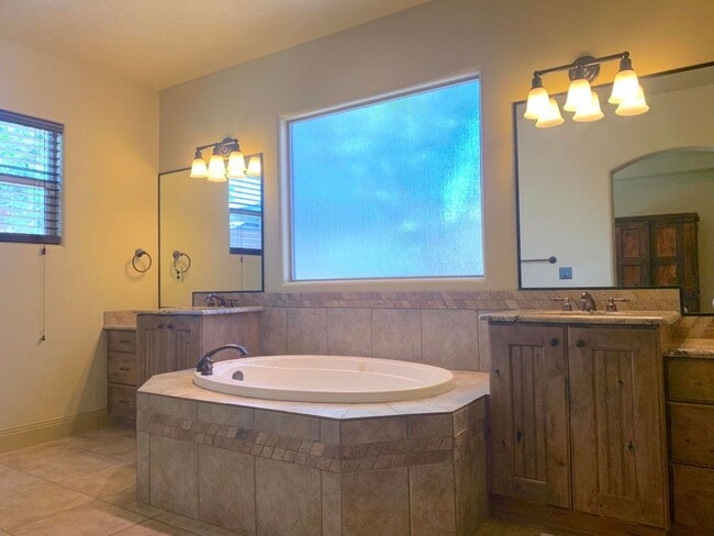 Building Photo - This Gorgeous Home is in the Tonaquint Ter...