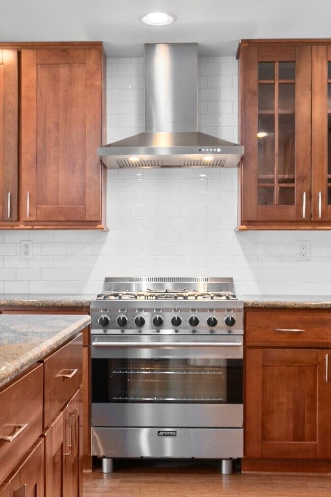 Building Photo - Luxurious Air-Conditioned Leschi View Townhome