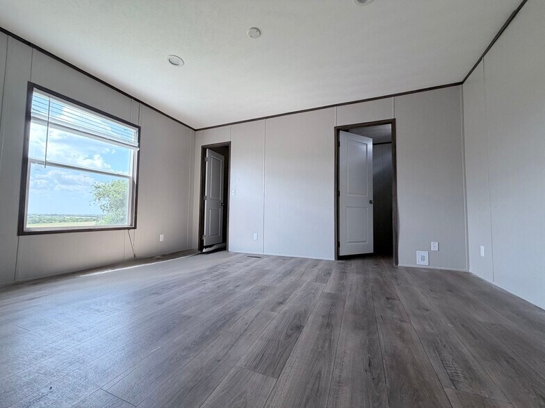 Building Photo - 709 N Collins Fwy