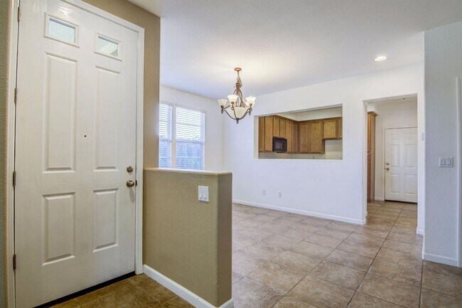 Building Photo - Beautiful 4 Bedroom, 2.5 Bath Condo for Rent in Elk Grove