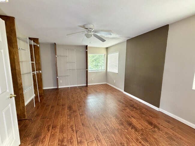 Building Photo - 7 Goldmeadow Ct