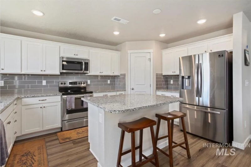 Building Photo - 765 SW Huebert St