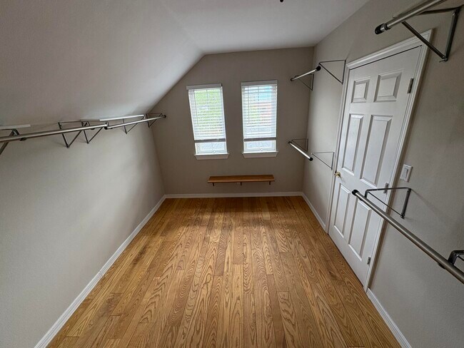 Building Photo - 8612 Eagle Rock Ave NE