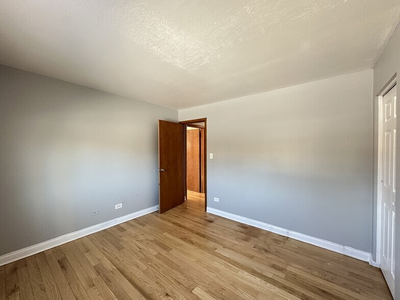 Building Photo - 1004 S River Rd