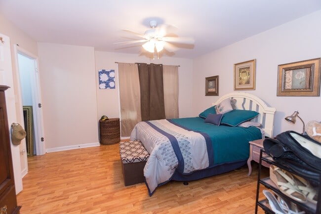 Building Photo - 3 BR, 2 BA House