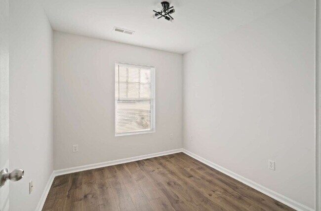 Building Photo - Spacious 3-Bed End-Unit Townhome in Durham