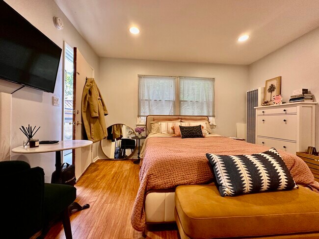 Building Photo - 828 7th St