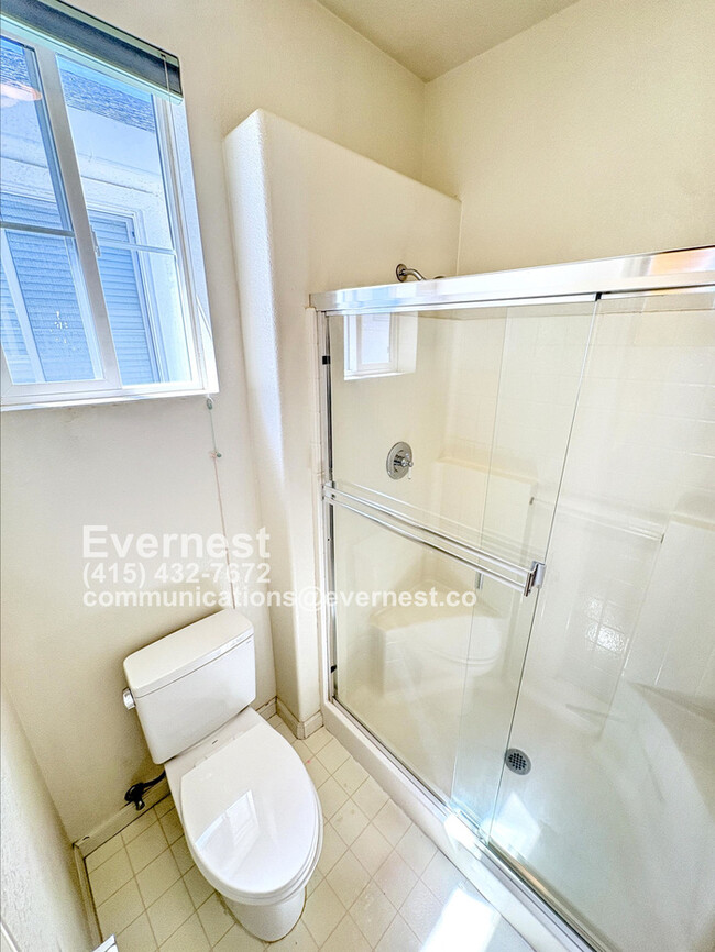 Building Photo - Gorgeous 3-Bedroom Home in a Prime Locatio...