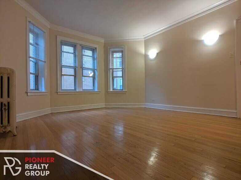 Building Photo - 4237 N Paulina St