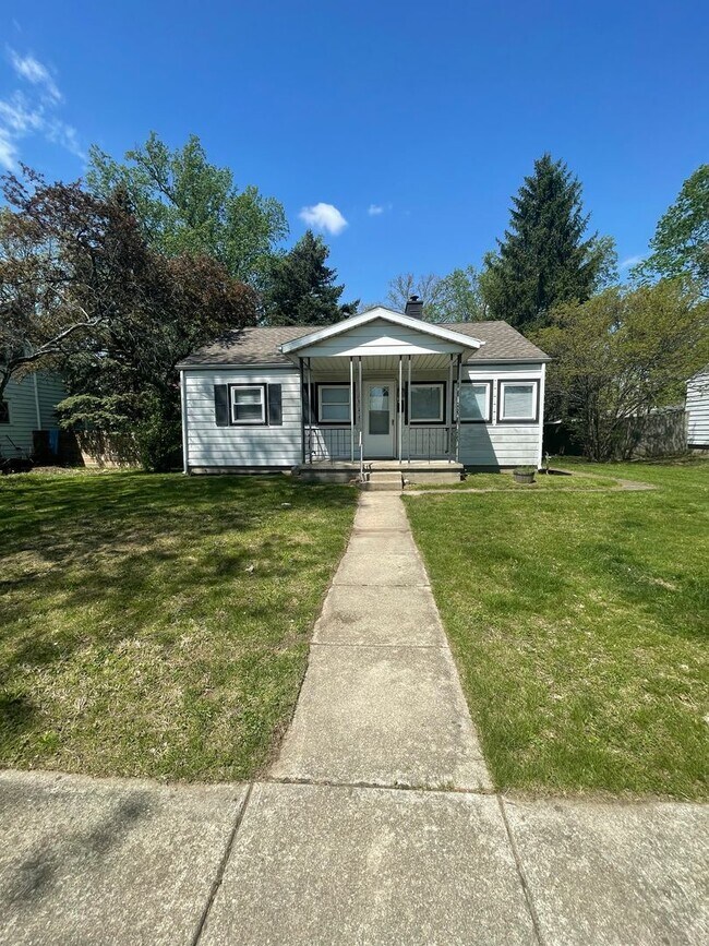 Building Photo - 3 Bedroom Single Family Home