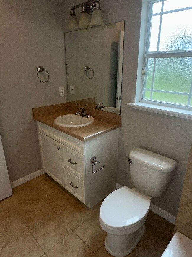 Building Photo - Sublease!   Lovely End Unit in Villas of West End LOOK!