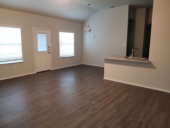 Building Photo - Luxury Duplex 3/2 in Seguin