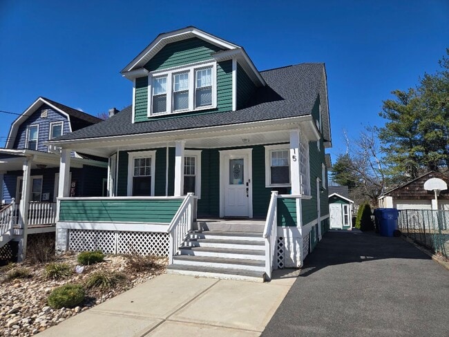 Building Photo - Spacious, meticulously renovated single family: 2-bedroom, 2 full bathroom & finished basement an...