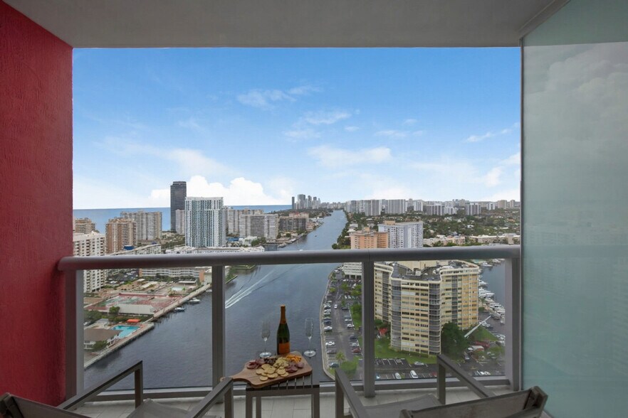 Building Photo - 2602 E Hallandale Beach Blvd