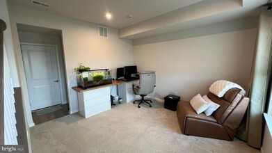 Building Photo - 11 Sidney Ln