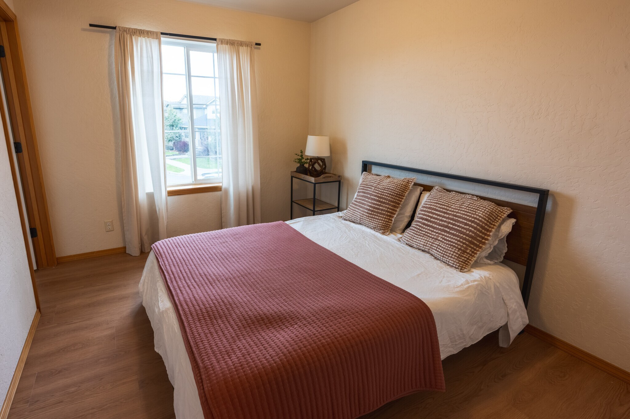 Upper Bedroom - Queen memory foam Bed - Full Sunlight - Large Walk in Closet with its own full windo - 2805 W Dumont Dr