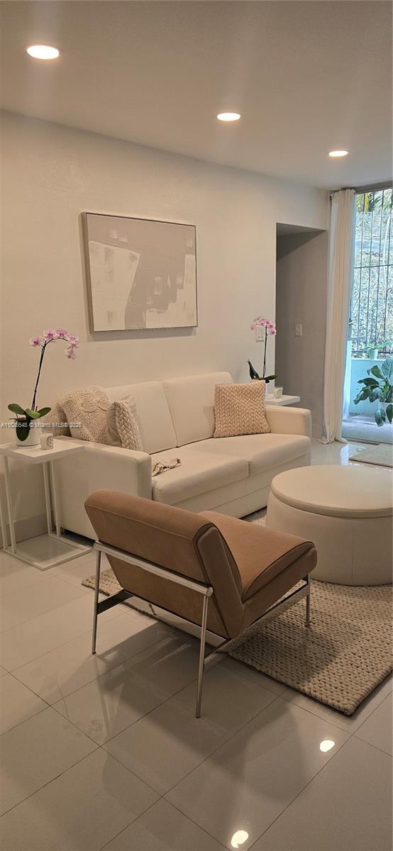 Primary Photo - 2539 S Bayshore Dr