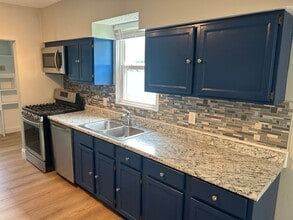 Building Photo - Large Home in Lindenwood Park