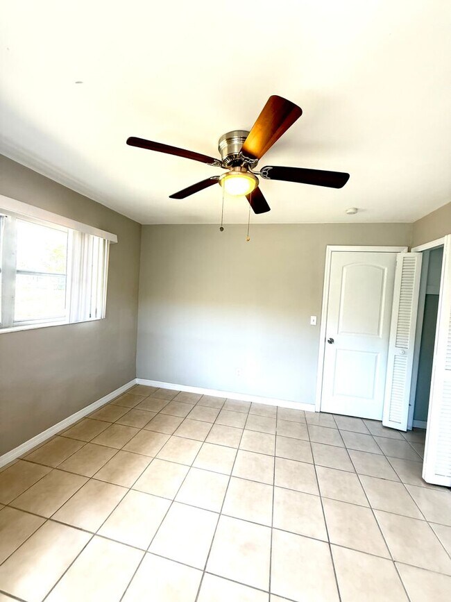 Building Photo - 2 bed 2 bath off Cape Parkway