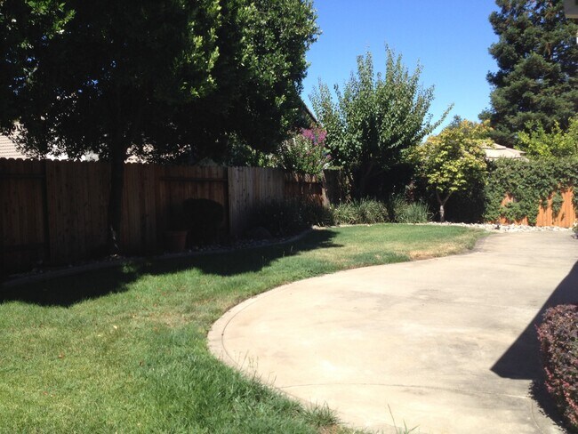 Building Photo - 3367 Chapelle Dr