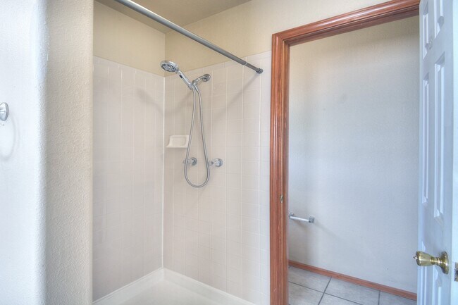 Building Photo - 2540 Lyncrest Dr