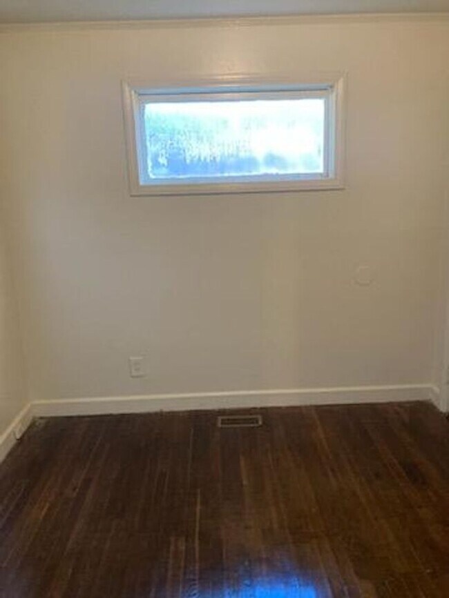 Building Photo - 2 Bedroom House