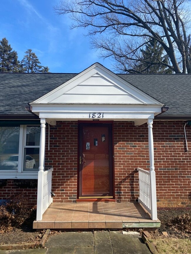 Building Photo - Gorgeous 2 Bedroom, 2 Bathroom Home!