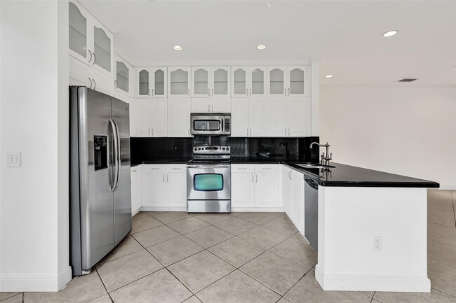 Building Photo - 10902 Tamoron Ln