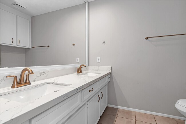 Building Photo - 2710 Green Fields Dr