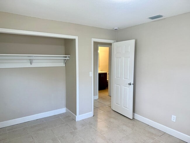 Building Photo - Fully Renovated and Modern 3/1 Available Now!