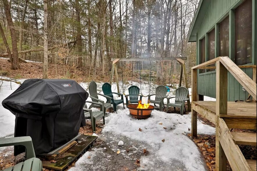 Building Photo - 4155 Lake Shore Dr