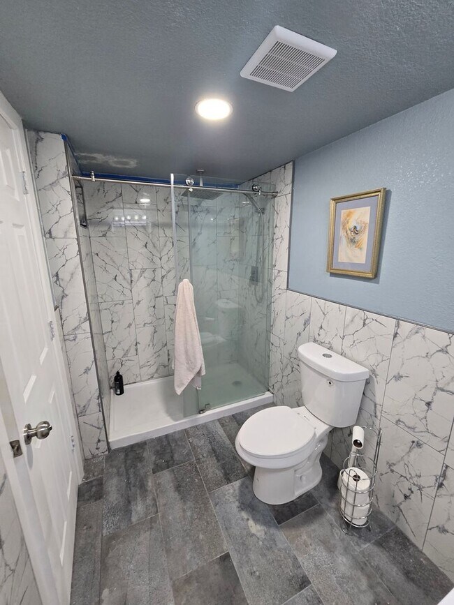 Building Photo - 2 Bed 2 Bath Basement Apartment